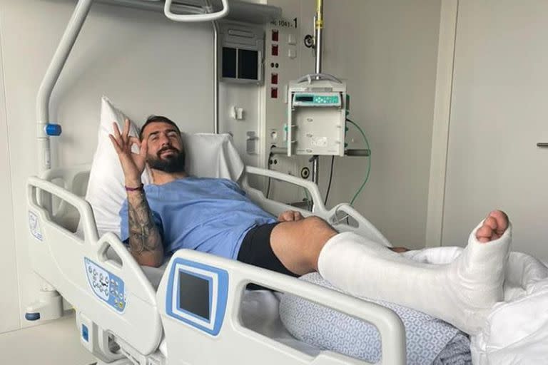 Lucas Pratto en el hospital en Rotterdam, donde fue operado