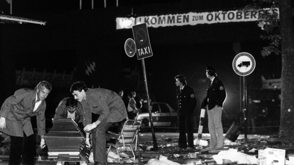 Nach dem Anschlag am 26. September 1980 wird ein Sarg vom verwüsteten Tatort auf dem Oktoberfest getragen.