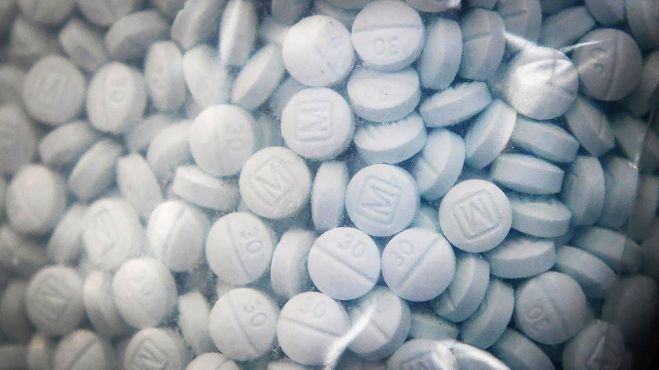 Una bolsa que contiene el opioide sintético de fentanilo como si fuera Oxycodina y que sirvió de evidencia en Fresno, California. (Craig Kohlruss/The Fresno Bee/Tribune News Service via Getty Images)