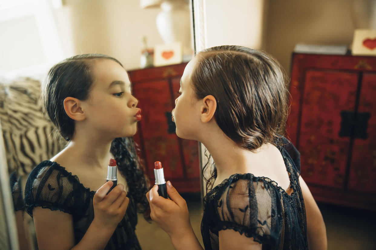 Nos topamos fácilmente con abundantes evidencias de niñas sexualizadas para resultar atractivas a otras personas/ Getty Images.