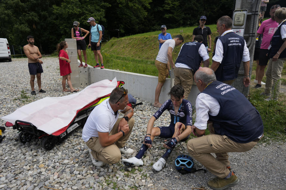 El francés Romain Bardet se retira en la 14ma etapa del Tour de Francia tras un accidente de la ruta entre Annemasse y Morzine Les Portes du Soleil, Francia el sábado 15 de julio del 2023. (AP Foto/Thibault Camus)