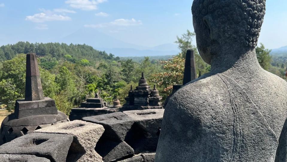 Sunrise at Punthuk Setumbu and Borobudur Temple Tour in Yogyakarta. (Photo: Klook SG)