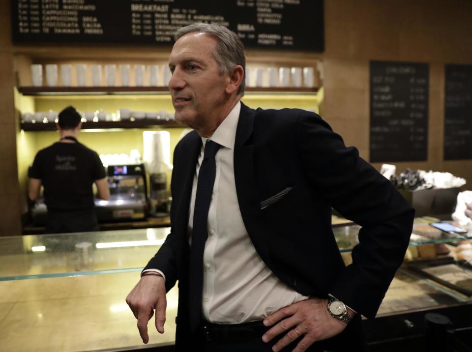 El director general de Starbucks Howard Schultz fotografiado en un café Princi de Milán el 27 de febrero del 2017. Starbucks se asoció con la cadena Princi de productoso de panadería para abrir su primer local en Italia. "Es un sueño personal que tengo desde hace tres décadas y cierra el círculo de Starbucks", dice Schultz, quien trató de reproducir su experiencia en los bares de Milán al abrir miles de Starbucks. La empresa tiene 26.000 locales en 75 países, pero todavía no había incursionado en Italia. (AP Photo/Luca Bruno)