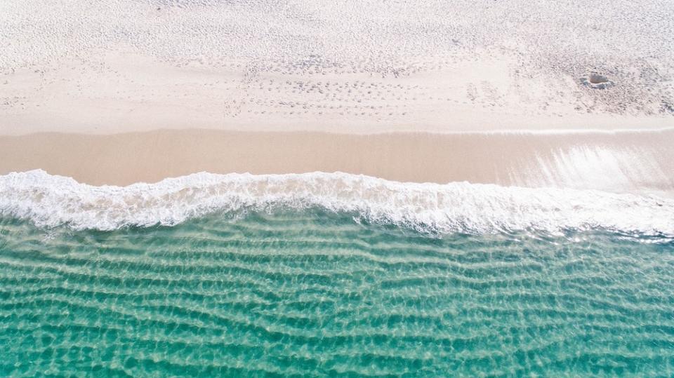 白細柔軟沙灘（Photo Credit: Pexels@pexels.com, License CC0，圖片來源：https://pixabay.com/zh/photos/beach-ocean-sand-sea-water-waves-1867436/）