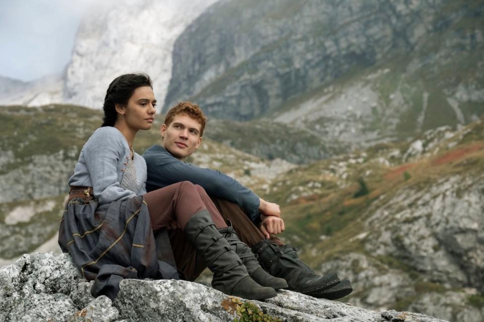 Egwene al'Vere (Madeleine Madden) und Rand al'Thor (Josha Stradowski) könnten die Drachenmenschen sein, auf denen die Hoffnung der Welt ruht. (Bild: Sony Pictures / Amazon / Jan Thijs)