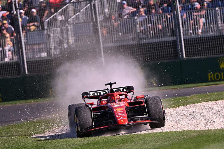 Momento de despiste de la Ferrari de Charles Leclerc, que tuvo el mejor rendimiento en una jornada accidentada de entrenamientos libres para el Gran Premio de Australia