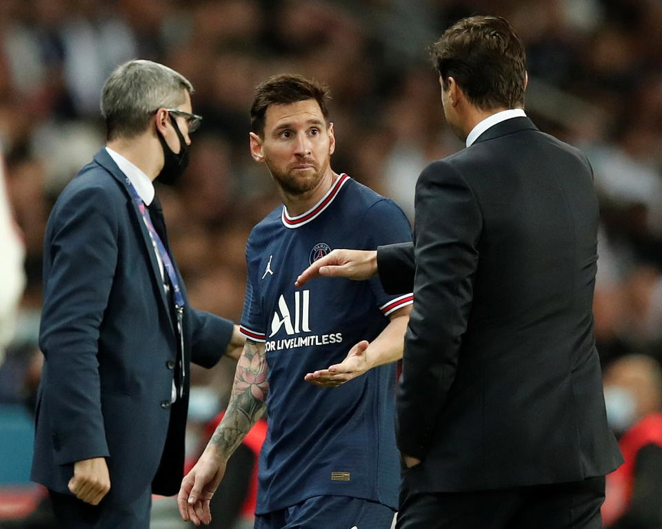 Paris St Germain gegen Olympique Lyonnais: Trainer Mauricio Pochettino und Lionel Messi bei dessen Auswechslung