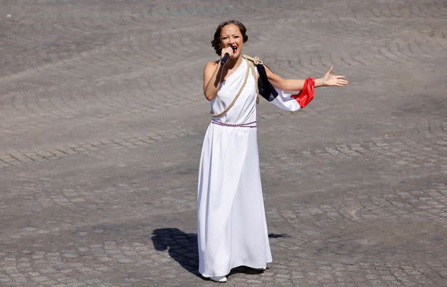 Candice Parise chante La Marseillaise devant Emmanuel et Brigitte Macron, sur la place de la Concorde à Paris, le 14 juillet 2022. (Photo: LUDOVIC MARIN via AFP)