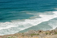 <p>La corriente de resaca es un fenómeno por el cual el agua retrocede de manera súbita desde la costa hacia el mar. Lo mejor para no salir arrastrado es hacerse el muerto hasta que pierda fuerza o nadar en paralelo a la costa, pero nunca tratar de combatir esa corriente. (Foto: Getty Images).</p> 