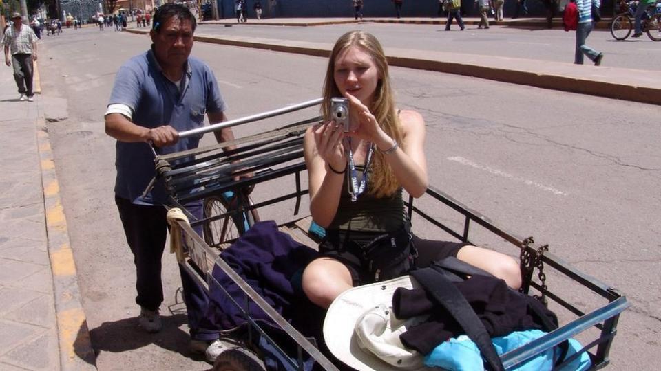 Una turista es llevada en carro por un local