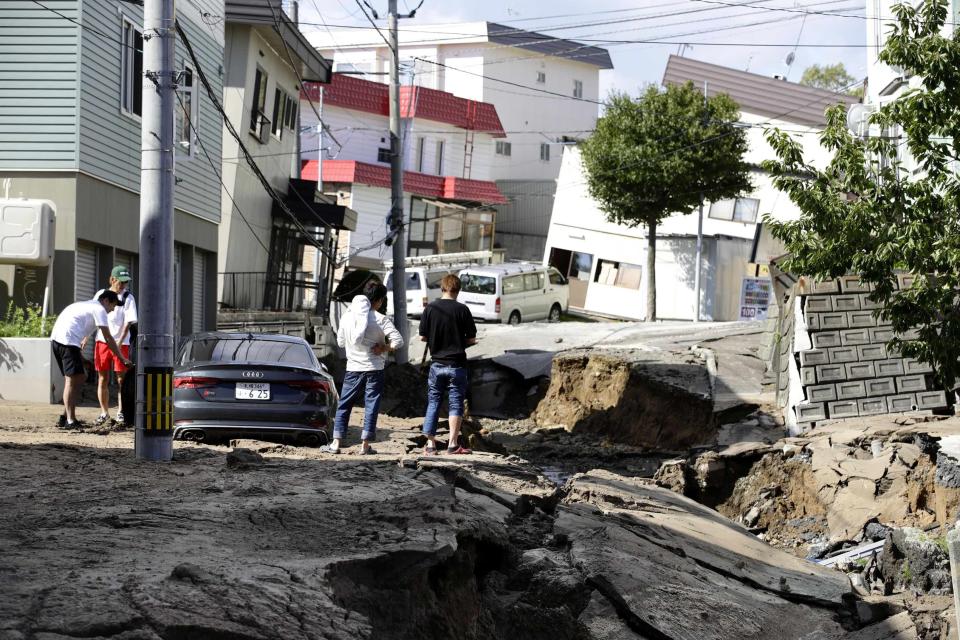 <p>Menschen begutachten eine von einem Erdbeben zerstörte Gegend in Sapporo auf der nordjapanischen Insel Hokaido. (Bild: Kyodo/via REUTERS) </p>