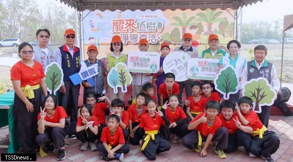 南市植樹節南區綠九綠地公園登場，攜手民眾一起在黃金海岸沿線內陸公園栽植臺灣原生植物，打造淨零森活圈。（記者李嘉祥攝）