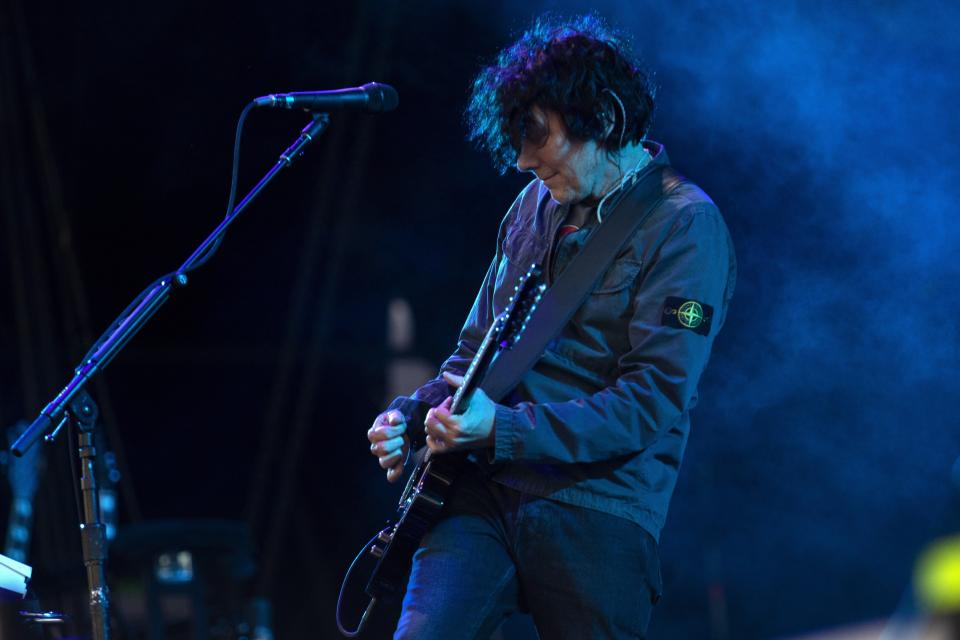 Tim Carter, guitarrista de la banda británica Kasabian, durante su concierto en el festival Corona Capital en la Ciudad de México, el sábado 19 de noviembre de 2023. (Foto AP/Alejandro Godínez)