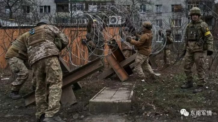 俄烏戰爭慘烈，軍人在忙著構築防禦工事。   圖 : 翻攝自東南軍情