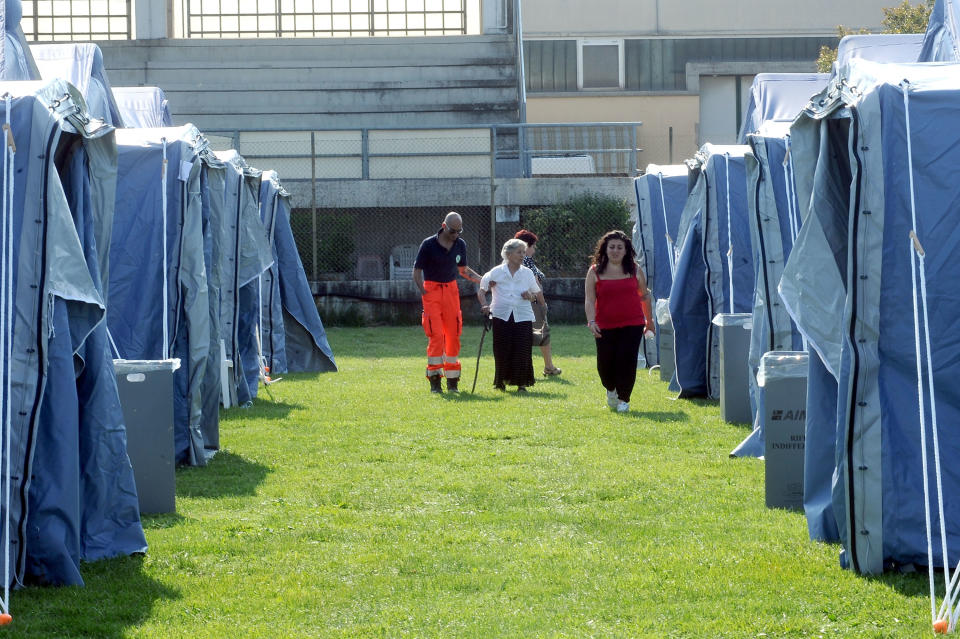 <b>L’emergenza</b>. I numeri dei soccorsi ai terremotati rendono chiaramente la portata della tragedia emiliana. Sono state allestite <b>52 strutture di accoglienza per 40 mila sfollati</b>. Nello specifico i campi e le strutture coperte hanno accolto fino a 13 mila persone, altre 3 mila sono state ospitate in alberghi e strutture sanitarie.