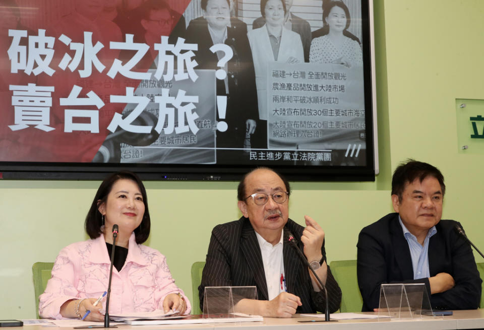 民進黨立法院黨團幹事長吳思瑤（左起）、總召柯建銘、書記長莊瑞雄等29日召開回應國民黨團記者會。（劉宗龍攝）