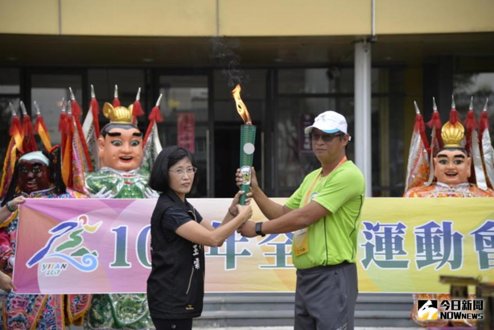 ▲秘書長黃玉霜代表縣長李進勇接下全運會聖火。（圖／記者洪佳伶翻攝 , 2017.10.13）