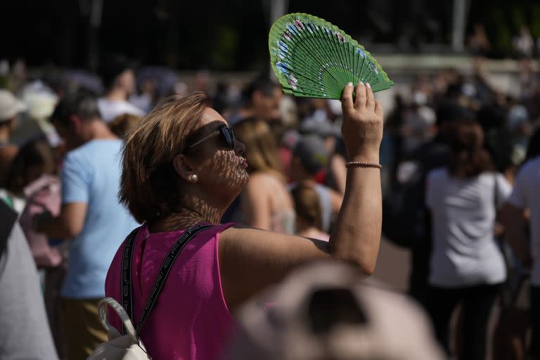 Una persona se abanica contra el calor frente al Palacio de Buckingham en Londres el 18 de julio de 2022.