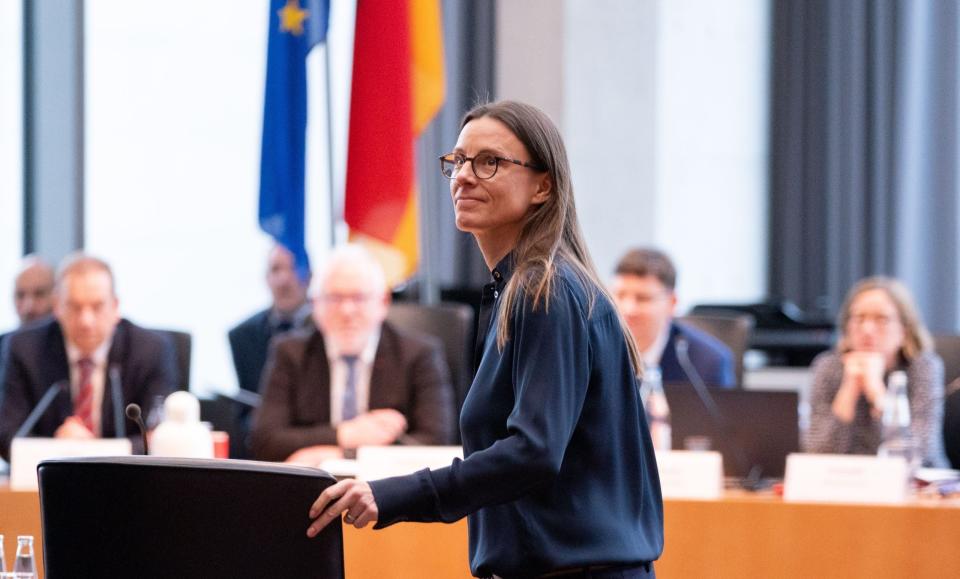 Katrin Suder, ehemalige Staatssekretärin im Verteidigungsministerium, kommt als Zeugin in den Untersuchungsausschuss zur Berateraffäre im Elisabeth-Lüders-Haus. Der Ausschuss befasst sich mit Vorwürfen wie unkorrekter Auftragsvergabe und Vetternwirtschaft im Verteidigungsministerium.