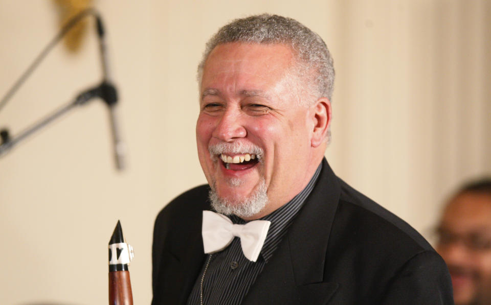 ARCHIVO - El jazzista Paquito D'Rivera en un taller para estudiantes ofrecido por la primera dama Michelle Obama, fuera de la foto, en la Sala Este de la Casa Blanca en Washington, el 15 de junio de 2009. D'Rivera recibirá el Premio del Consejo Directivo de la Academia Latina de la Grabación en la semana del Latin Granmy 2022. (Foto AP/Charles Dharapak, archivo)