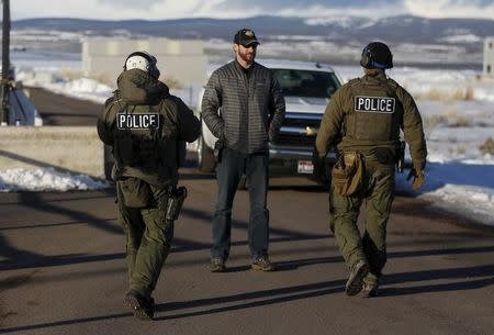 FBI agents man the entry to the Burns Municipal Airport in Burns, Oregon January 30, 2016. REUTERS/Jim Urquhart