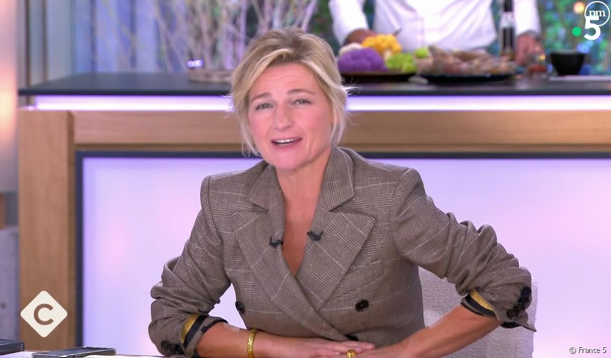 "Moi je me sens bien ici !" : Elise Lucet se prend pour Anne-Élisabeth Lemoine dans "C à Vous" sur France 5 - France 5