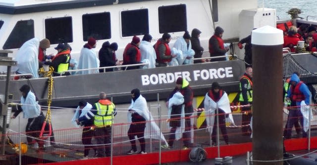 Migrantes que llegan a Dover en un buque de la Fuerza Fronteriza