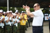 國防部長馮世寬14日巡視「迅雷射擊體驗營」實況，對年輕人勇於挑戰自己的表現，給予掌聲喝采。（軍聞社記者李一豪攝）