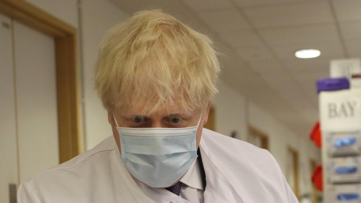 In Schutzkleidung besucht Premier Boris Johnson das Jenner Institute in Oxford, wo er sich über die Covid-19-Impfstoffforschung informiert.