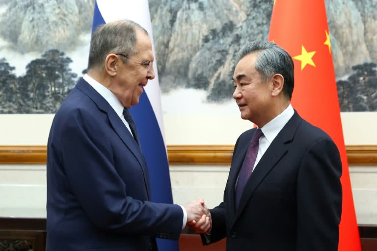 El ministro de Relaciones Exteriores de China, Wang Yi (drcha.), estrecha la mano de su homólogo de Rusia, Serguéi Lavrov, el 9 de abril de 2024 en Pekín (Handout)