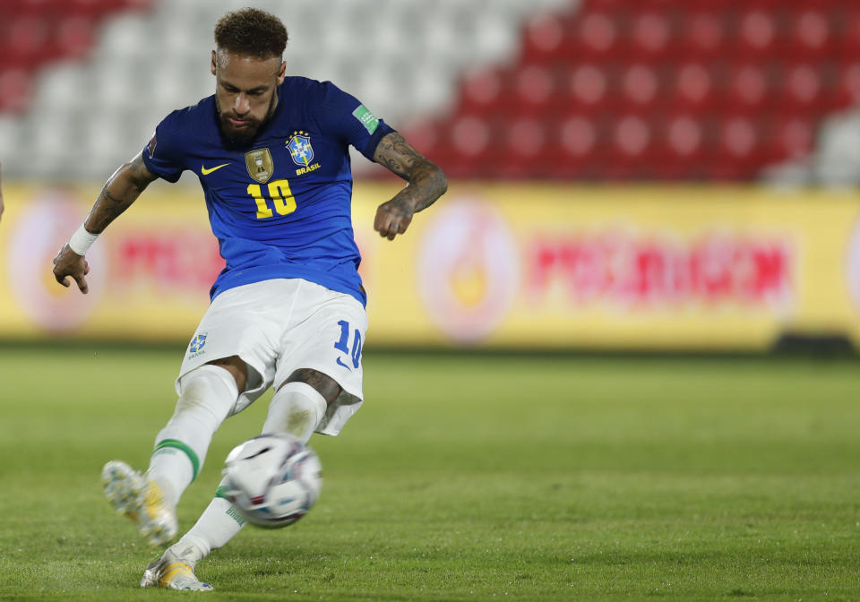 Neymar, de la selección de Brasil, ejecuta un tiro libre durante un partido de la eliminatoria mundialista frente a Paraguay, el martes 8 de junio de 2021, en Asunción (AP Foto/Jorge Sáenz)