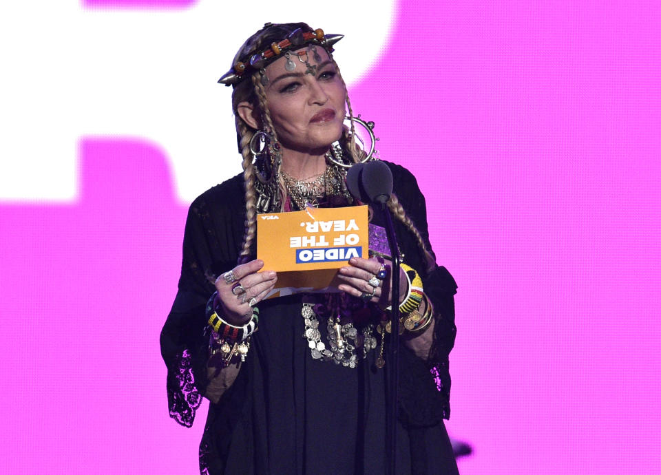 Madonna presenta el premio al video del año durante la ceremonia de los Premios MTV a los Videos Musicales, el lunes 20 de agosto del 2018 en Nueva York. (Foto por Chris Pizzello/Invision/AP)