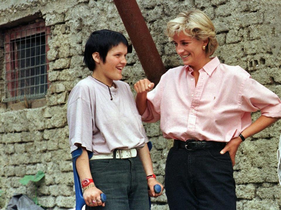 Princess Diana meets with a Bosnian girl who was injured by land mines in 1997.