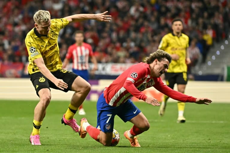 Antoine Griezmann expects Atletico Madrid will "suffer" in the second leg at <a class="link " href="https://sports.yahoo.com/soccer/teams/dortmund/" data-i13n="sec:content-canvas;subsec:anchor_text;elm:context_link" data-ylk="slk:Borussia Dortmund;sec:content-canvas;subsec:anchor_text;elm:context_link;itc:0">Borussia Dortmund</a> next Tuesday (JAVIER SORIANO)