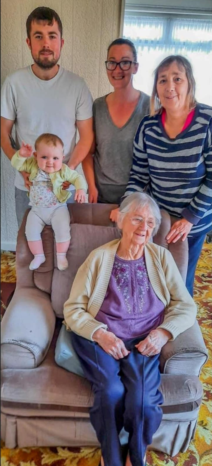 Eloise with her family on her dad's side, left to right, Liam Underwood, dad, Linda, grandma, Kath, great grandma, and great great grandma Brenda Scarisbrick. (SWNS) 