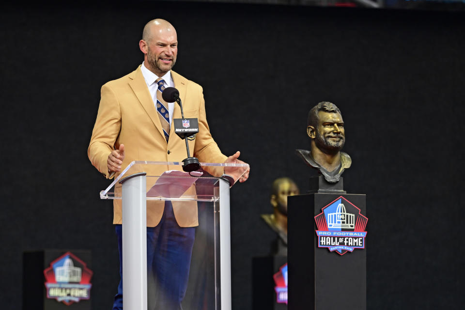 el exjugador de la NFL Joe Thomas habla durante la ceremonia de inducción al Salón de la Fama en Canton, Ohio el sábado 5 de agosto del 2023. (AP Foto/David Dermer)