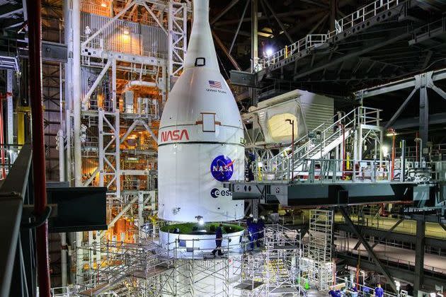 <p>La Nasa a terminé l'assemblage, le 21 octobre 2021, de la fusée Space Launch System et du vaisseau spatial Orion pour la mission sans équipage Artemis I autour de la Lune.</p>