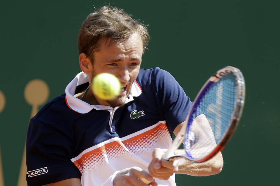 El ruso Daniil Medvedev devuelve ante el serbio Novak Djokovic en el partido de cuartos de final del Masters de Montecarlo, el viernes 19 de abril de 2019. (AP Foto/Claude Paris)