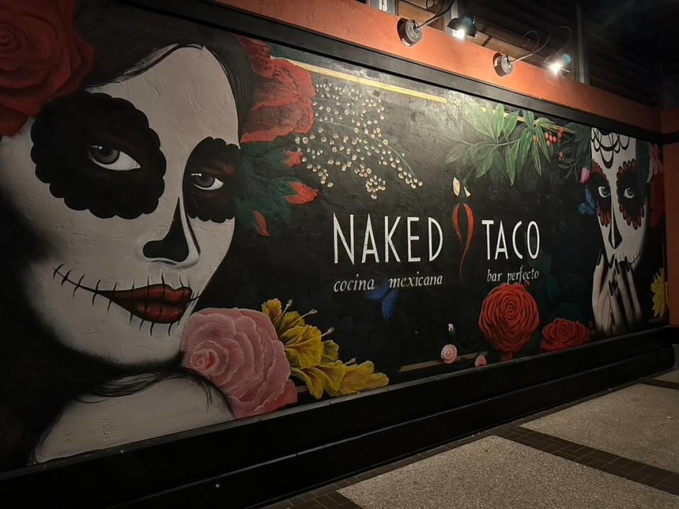 El letrero de Naked Taco en The Falls, que se ve aquí el 1º de noviembre de 2023, promueve una de las atracciones de restaurantes más recientes en el lado sur del centro comercial de casi 44 años en la zona de Kendall, en el sur de la Florida.