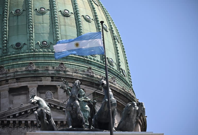 La bandera de Argentina ondea en el Congreso, en Buenos Aires, el 1 de marzo de 2023 (Luis Robayo)