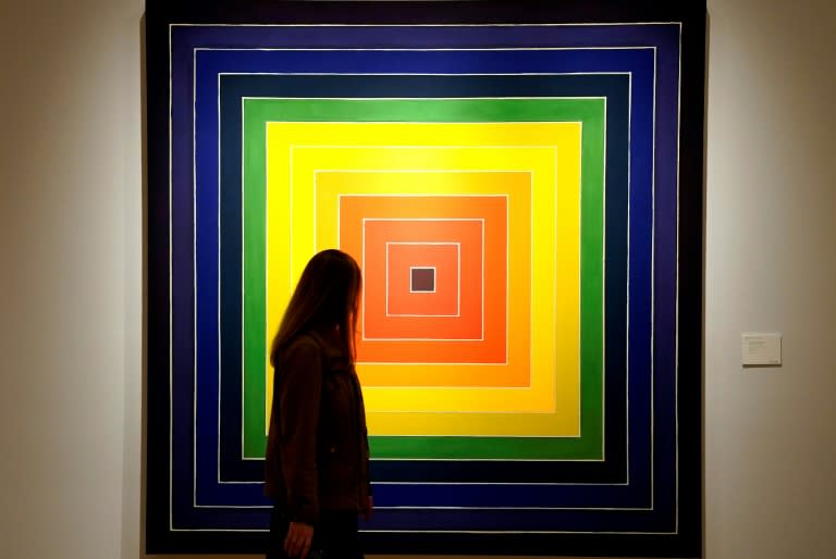 Una persona mira "Cuadrados concéntricos" del artista estadounidense Frank Stella durante una vista previa para los medios en Christie's, antes de su venta nocturna del siglo XXI del 14 de mayo, el 3 de mayo de 2024, en la ciudad de Nueva York. (TIMOTHY A. CLARY)