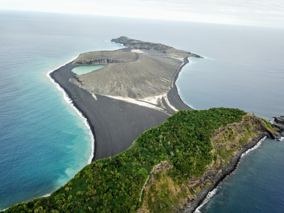 En la parte superior de la imagen se aprecia la nueva isla, Hunga Tonga-Hunga Ha’apai, unida por un istmo a una ya existente (en primer plano). Crédito imagen: NASA