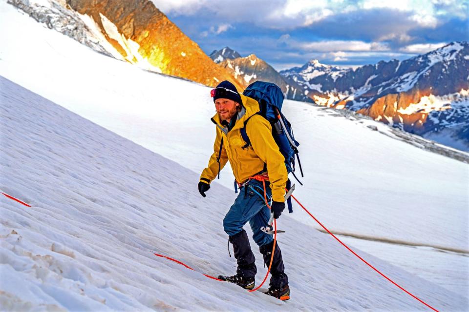 Sebastian Ströbel kommt während des Aufstiegs auf die Wildspitze, dem zweithöchsten Berg Österreichs, an seine Grenzen.
 (Bild: ZDF / Thomas Maerz)