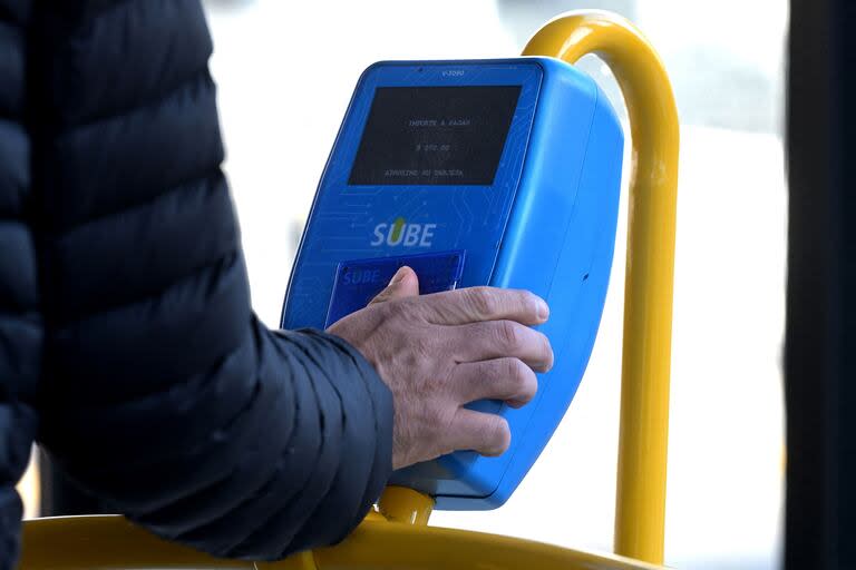 Quienes no tengan la App SUBE pueden recargar la tarjeta desde una billetera virtual y luego validar la carga en los colectivos habilitados al sistema 