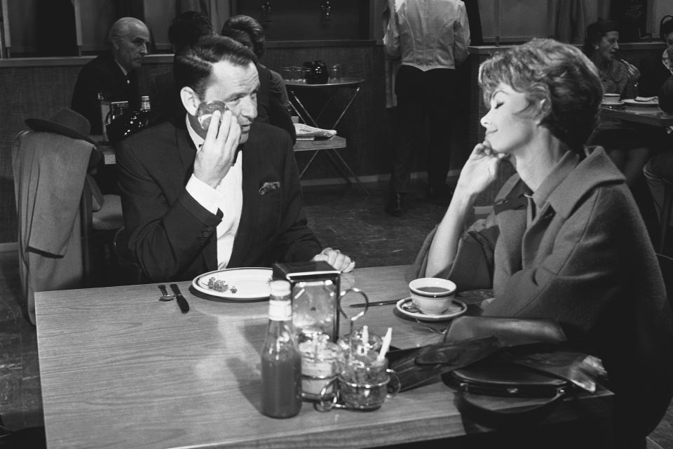 ARCHIVO - Frank Sinatra, izquierda, con Barbara Rush en una escena de la película "Come Blow Your Horn" en Los Ángeles el 11 de septiembre de 1962. Rush, quien coprotagonizó películas con Frank Sinatra, Paul Newman y otros astros de las décadas de 1950 y 1960 y tuvo una próspera carrera televisiva más adelante en su vida, murió el domingo 31 de marzo de 2024 a los 97 años. (Foto AP/Don Brinn, archivo)