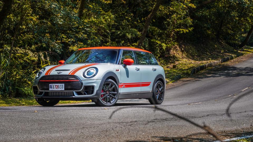 JCW Clubman 擁有 JCW 專屬外觀套件。紅色 JCW 專屬引擎蓋/車門賽車飾條為選配。