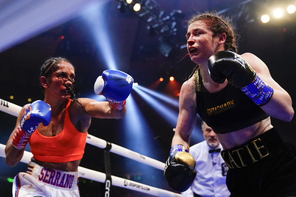 Amanda Serrano, a la izquierda, junto a la irlandesa Katie Taylor durante el noveno asalto de un combate de campeonato de peso ligero el sábado 30 de abril de 2022 en Nueva York. Taylor ganó la pelea. (Foto: AP/Frank Franklin II)