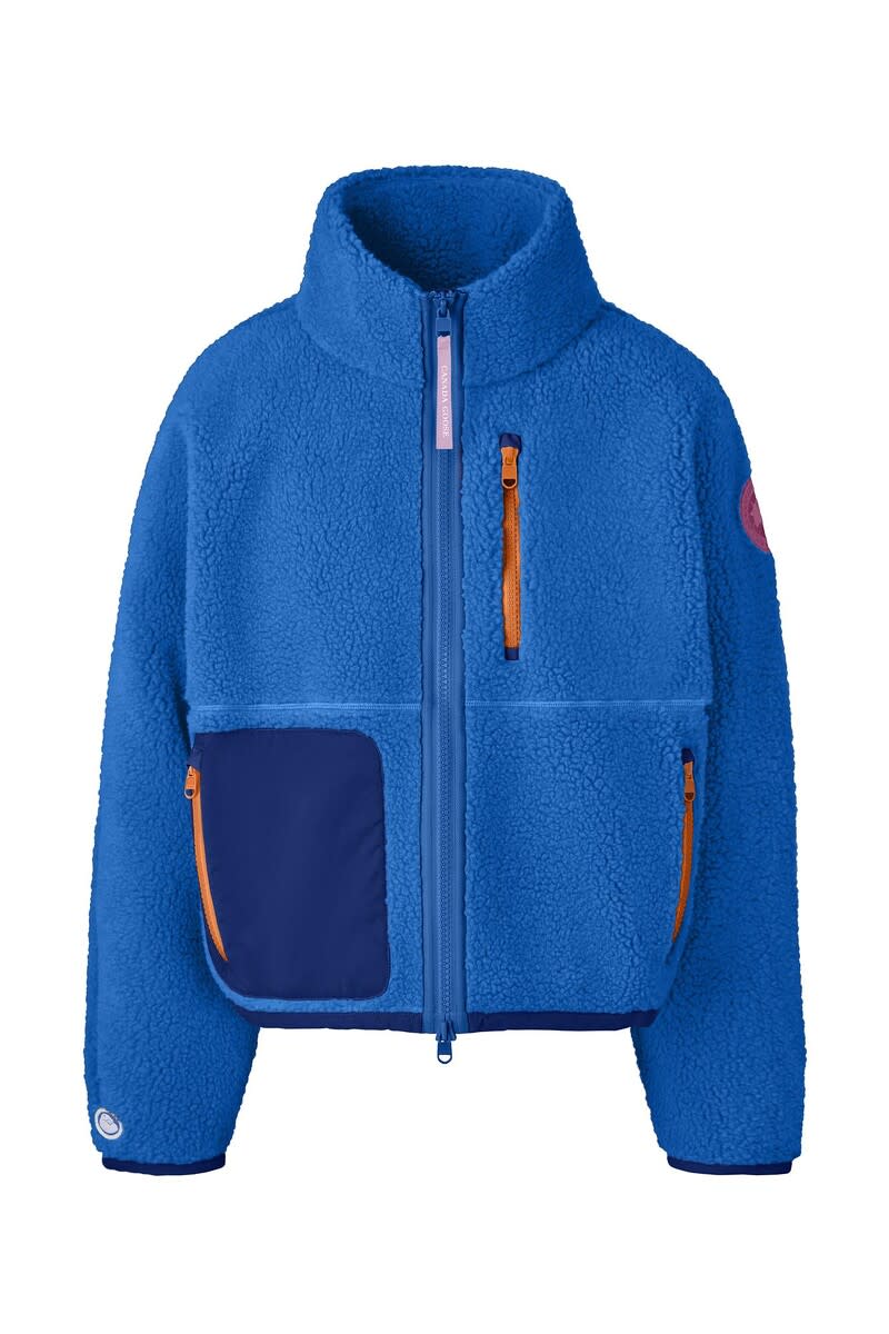 運用羊毛材質打造的抓絨夾克外套，推出靛藍色
