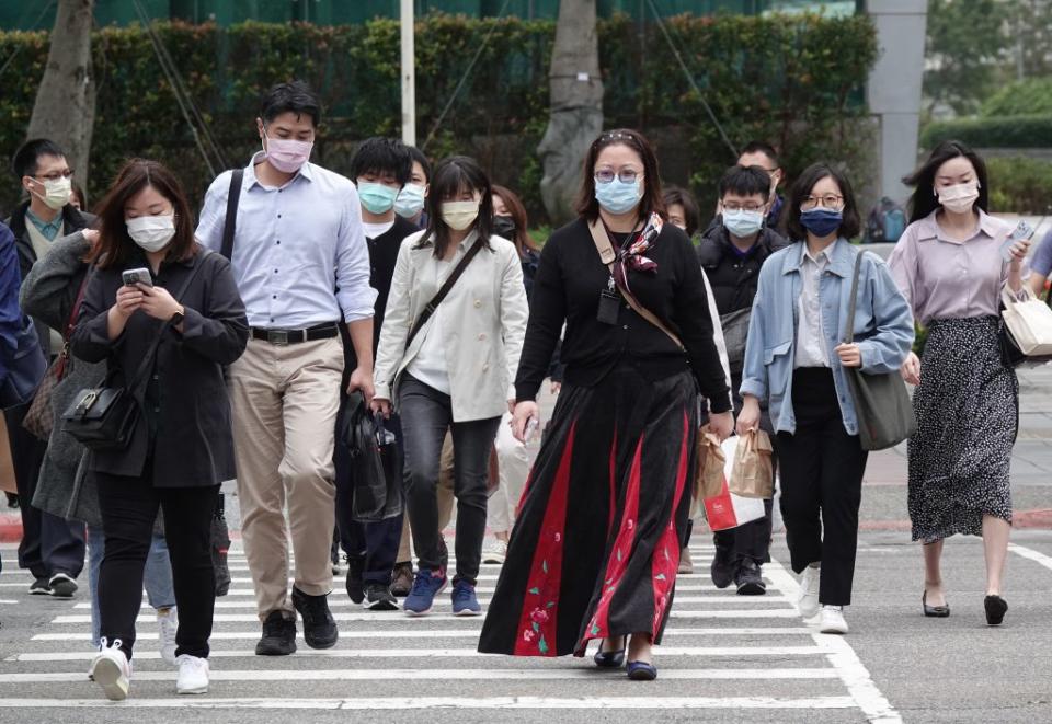 中央氣象局指出，30日鋒面快速通過，緊接著大陸冷氣團南下，各地都會愈晚愈冷。 (中央社)