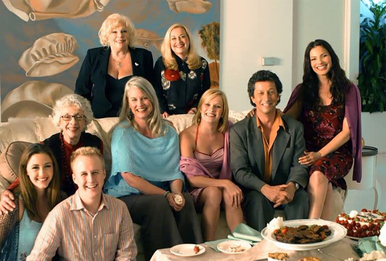 Reunión del elenco original de La Niñera en 2004: Rachel se ubica al fondo, junto a Renée Taylor (en la serie, Silvia)